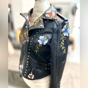 ❤️Rocker Chic: Black Faux Leather Jacket w/ Bold 3D embroidered Flowers.